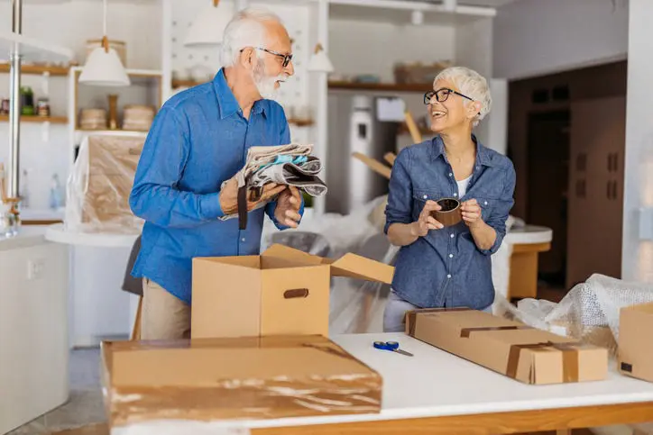 Senioren beim Packen der Kartons für den Umzug